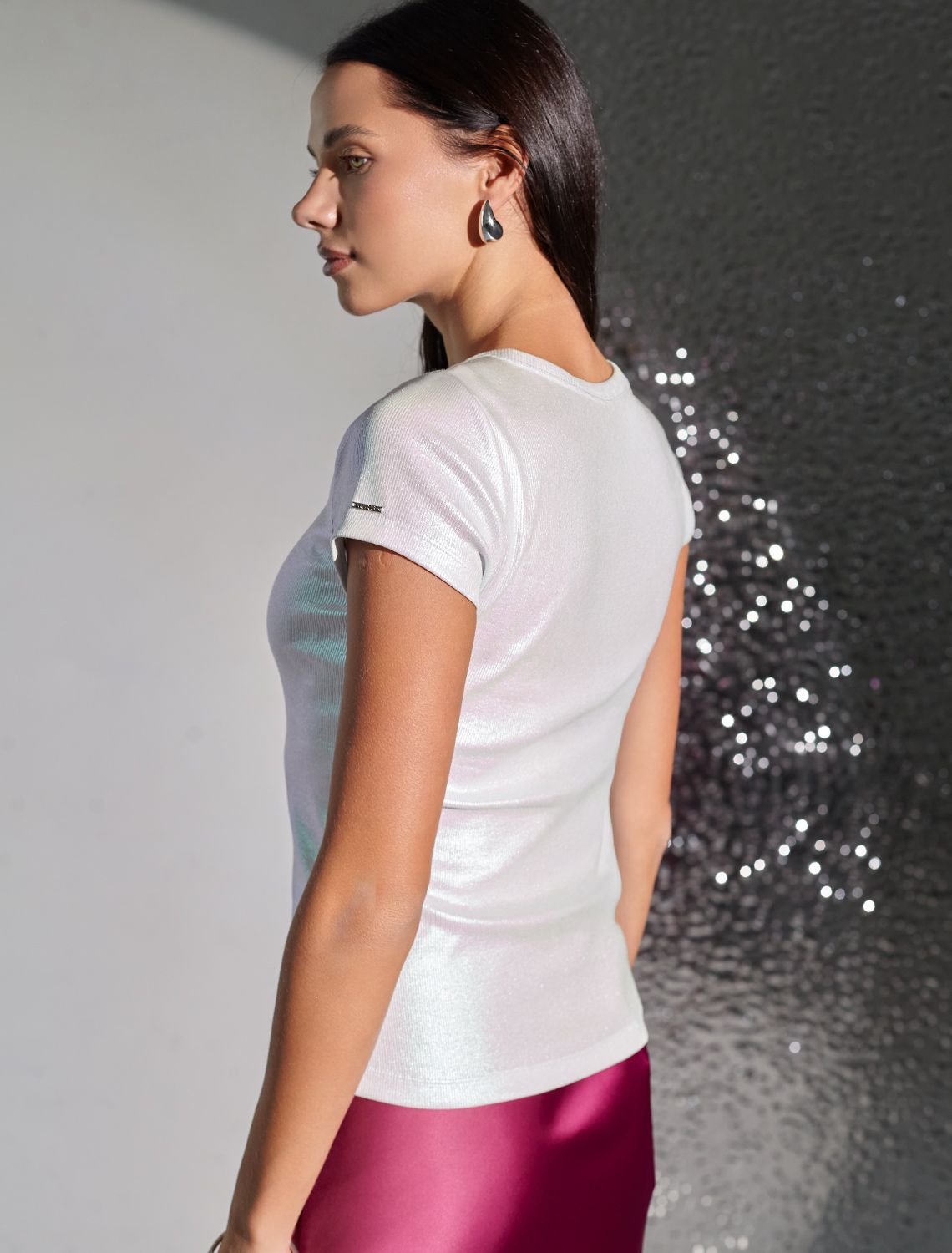 Футболка облегающая из хлопка в рубчик с V вырезом и матовым покрытием металлик D49.121 перламутровый