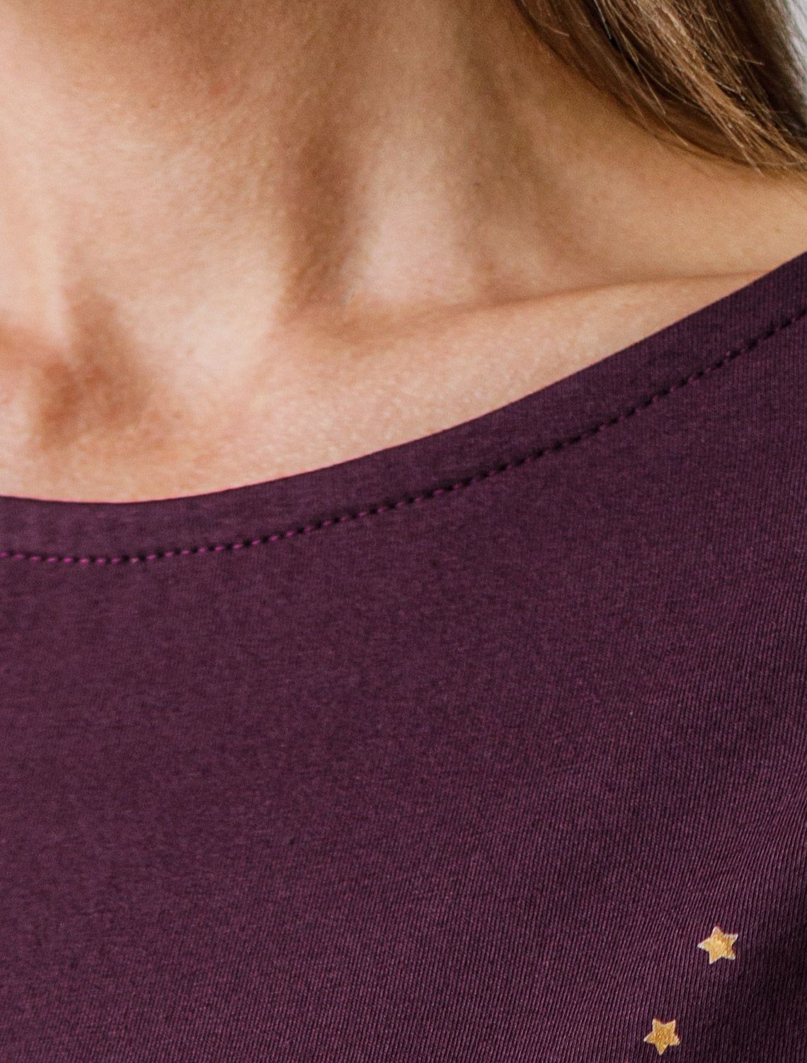 Нарядная футболка с блестящим принтом D49.134 бургунди_волна