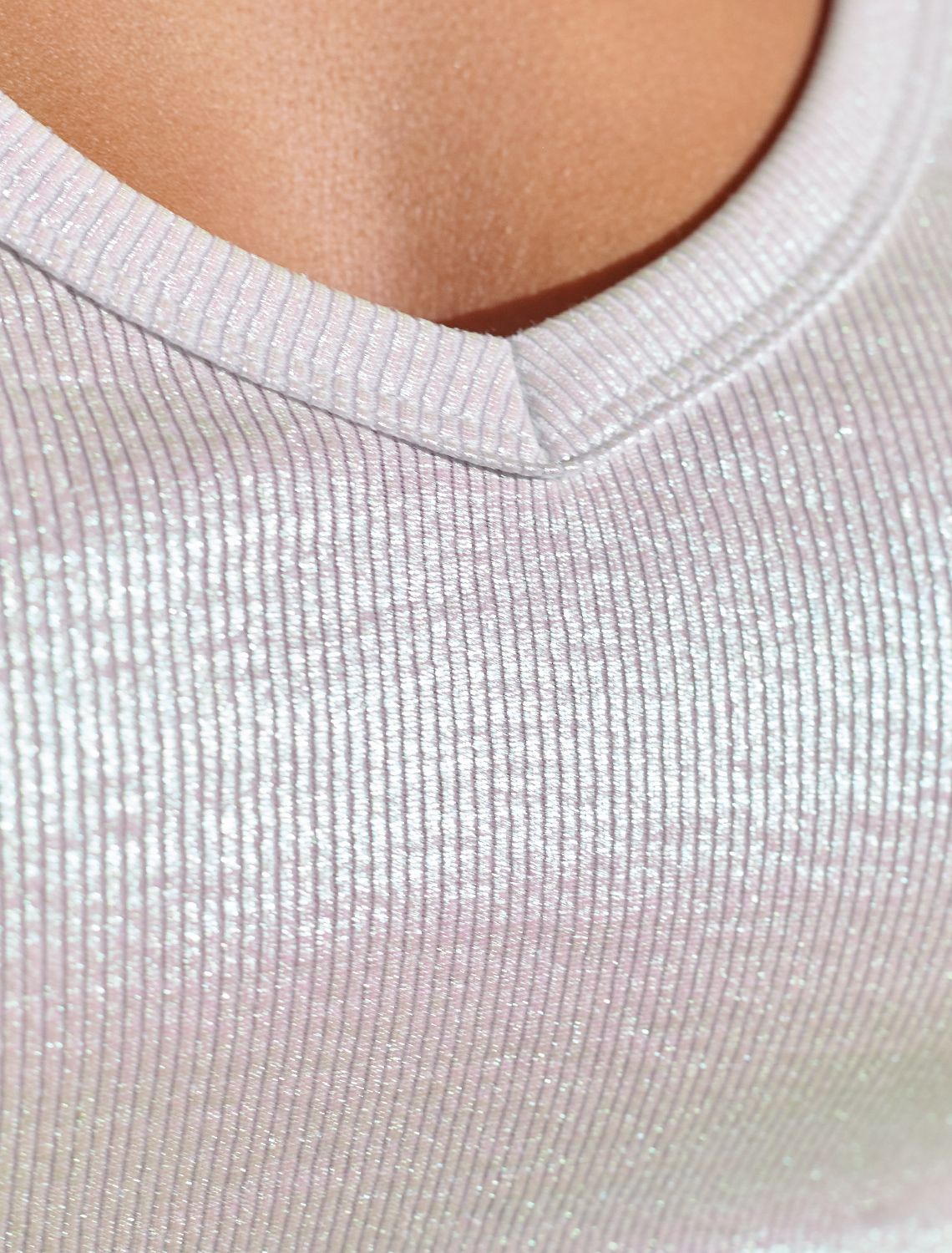 Футболка облегающая из хлопка в рубчик с V вырезом и матовым покрытием металлик D49.121 перламутровый