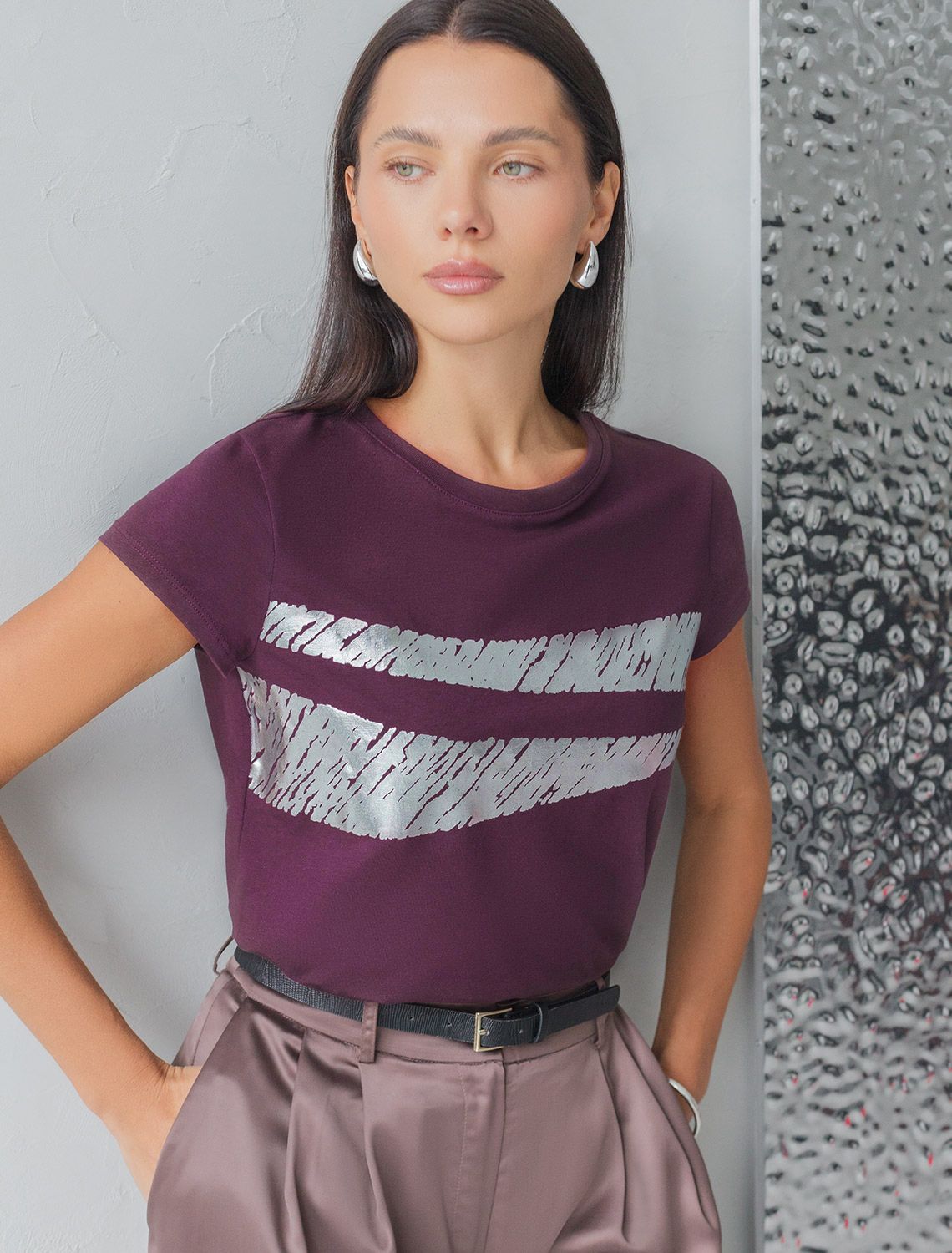 Нарядная футболка с блестящим принтом D49.135 бургунди_штрихи