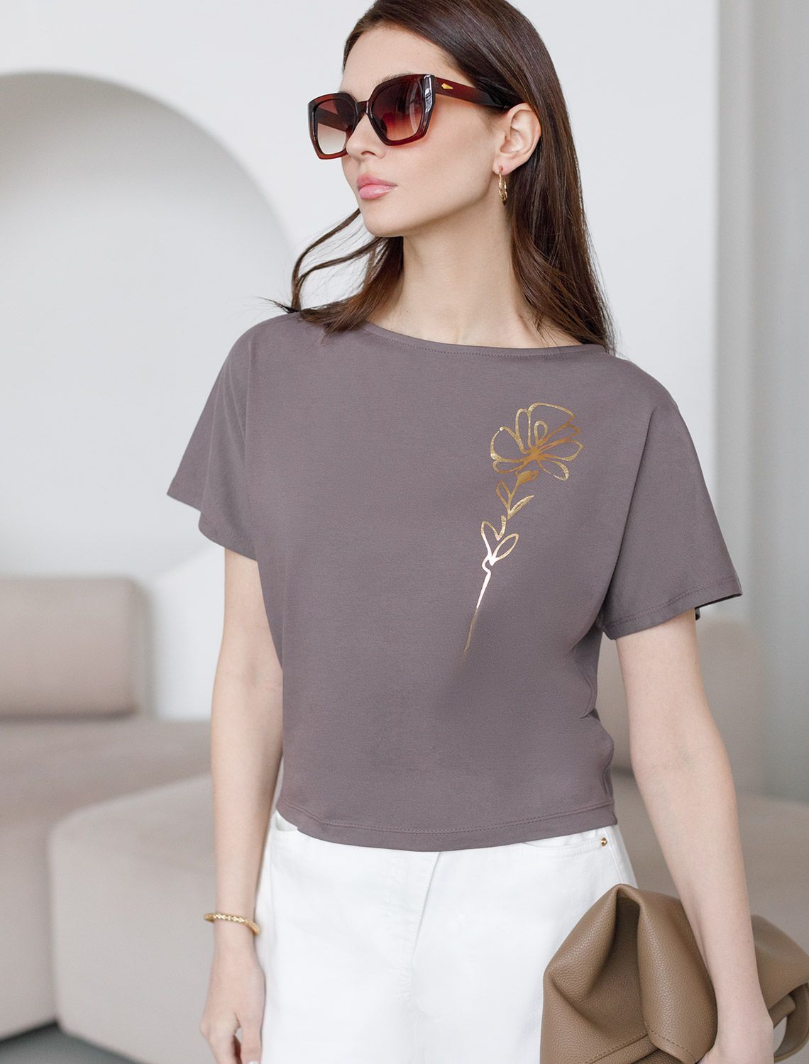 Нарядная футболка с блестящим принтом D49.133 кофейный_цветок