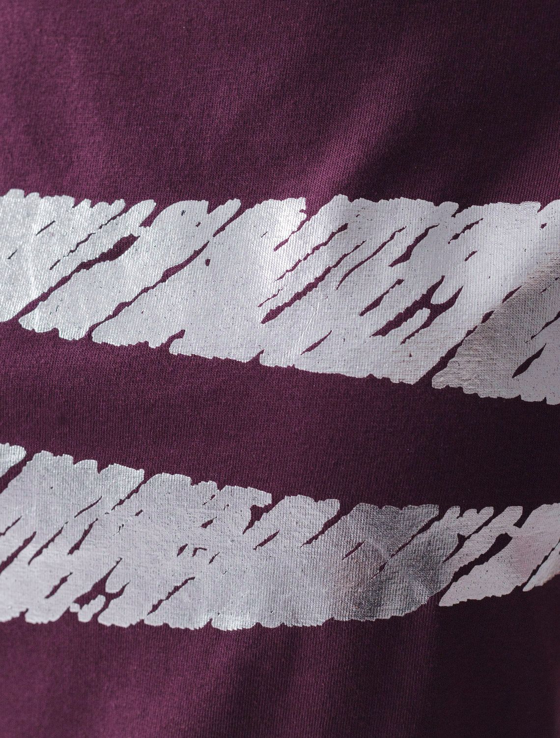 Нарядная футболка с блестящим принтом D49.135 бургунди_штрихи