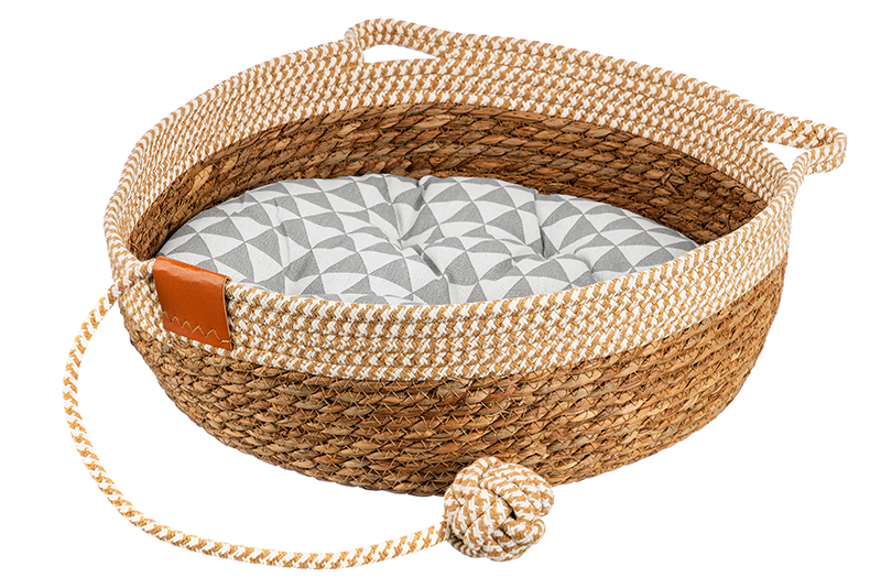 Лежанка плетеная для кошек и собак 40*40*14 см, с подушкой и игрушкой