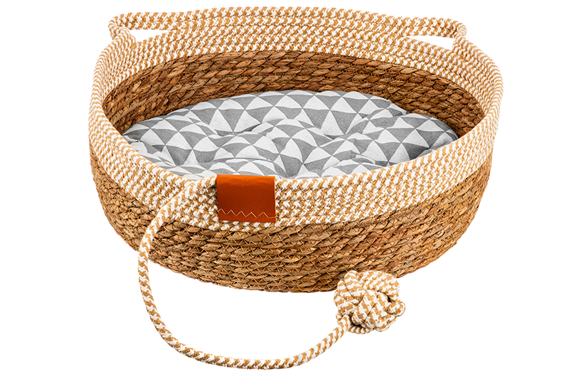 Лежанка плетеная для кошек и собак 40*40*14 см, с подушкой и игрушкой
