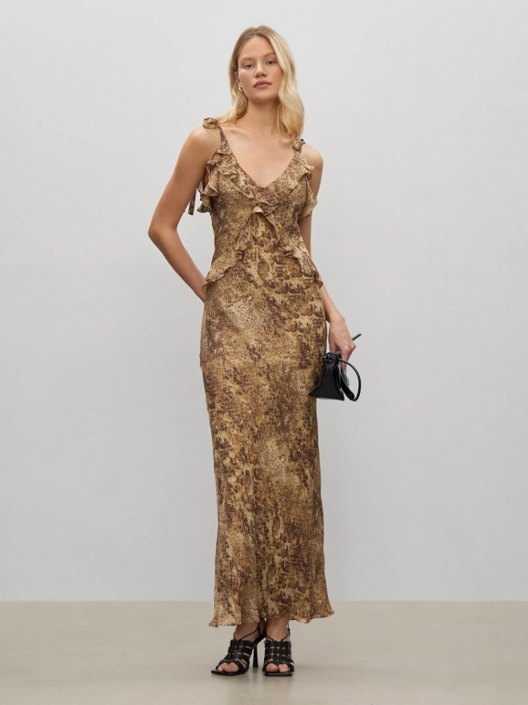 Платье приталенного кроя ,
100% вискоза ,