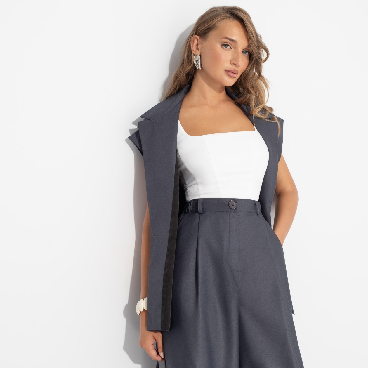 СТ. ЦЕНА 2390 руб//Жилет на завязках, Слишком модно (серый)