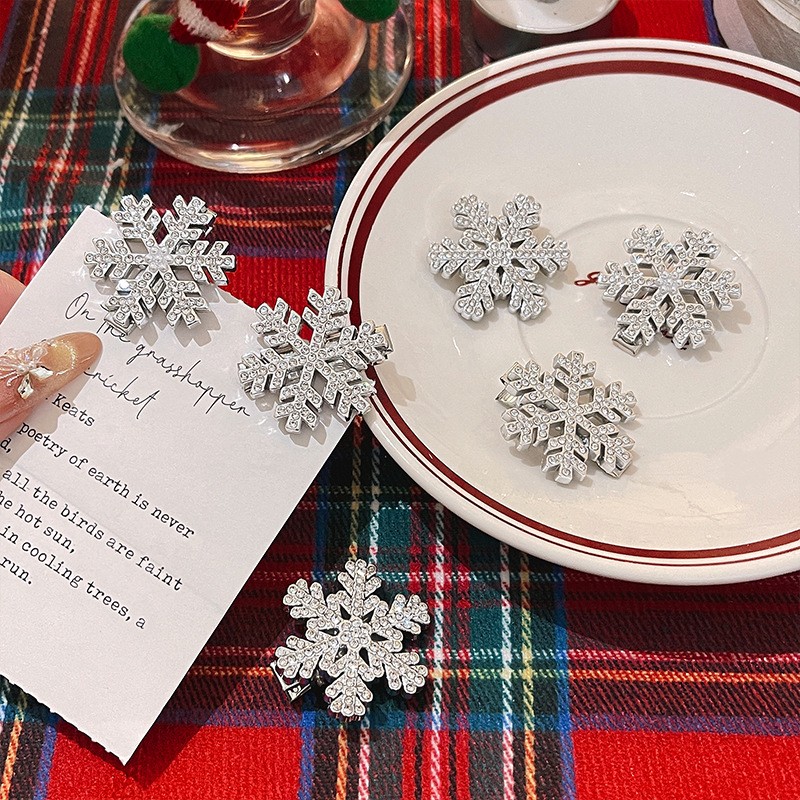 Комплект заколок СНЕЖИНКИ сияющие со стразами 5 шт. Маленькие 3 см.