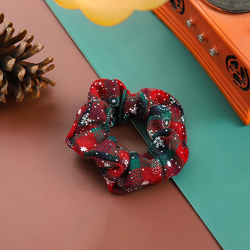 Тканевая резинка для волос с рождественской расцветкой и снежинками