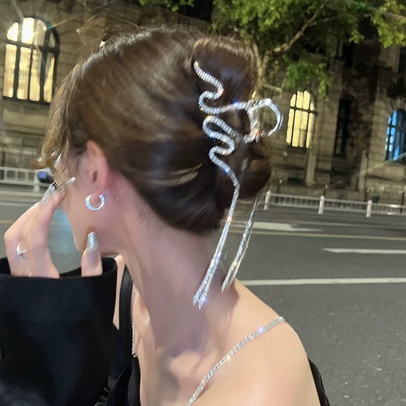 Краб для волос металлический сверкающий Змейка с Цепочками. Цвет: СЕРЕБРО