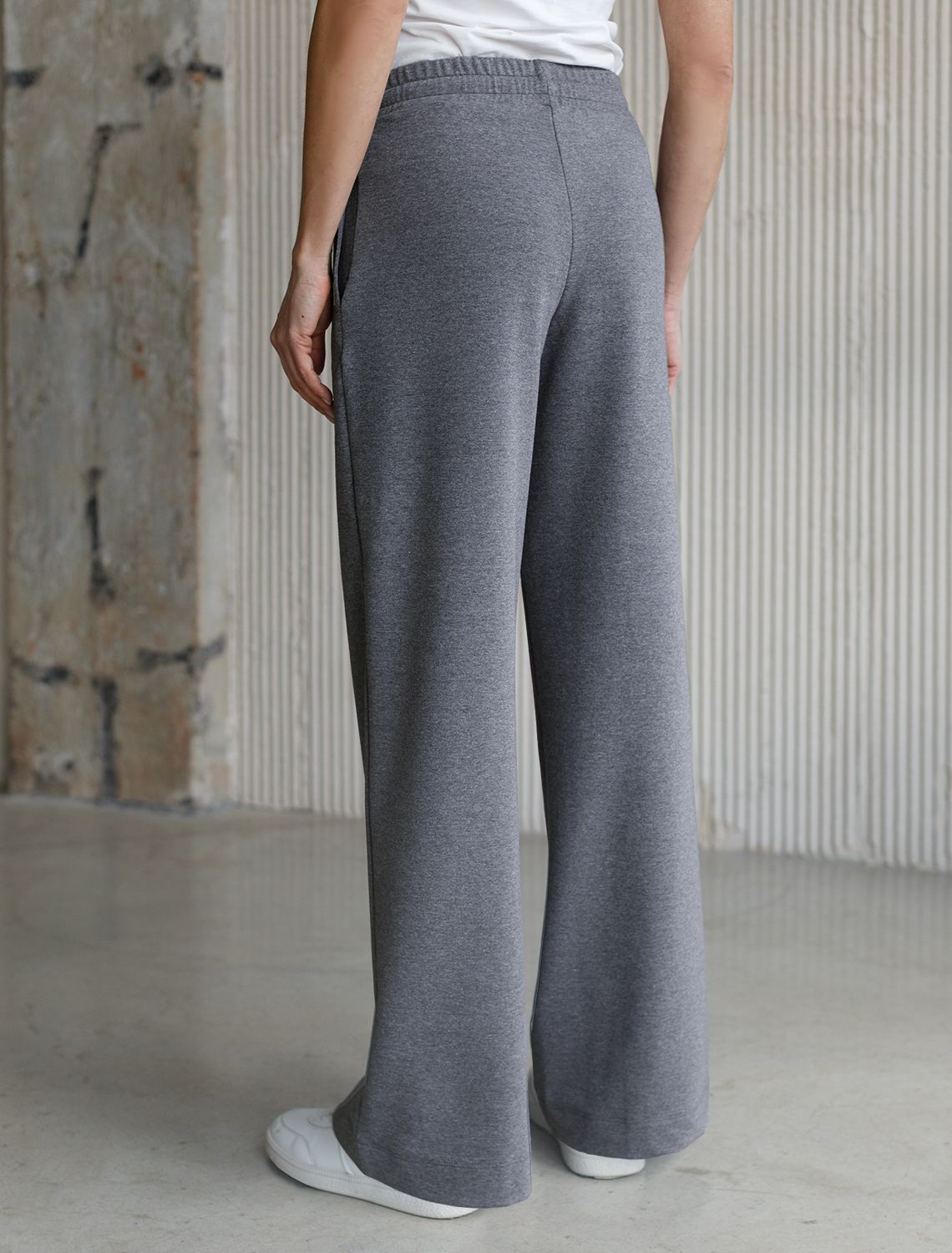 Прямые трикотажные брюки на резинке из футера двухнитки эластичные