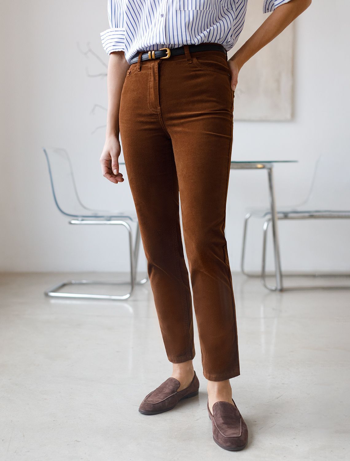 Укороченные эластичные брюки слим из микро вельвета