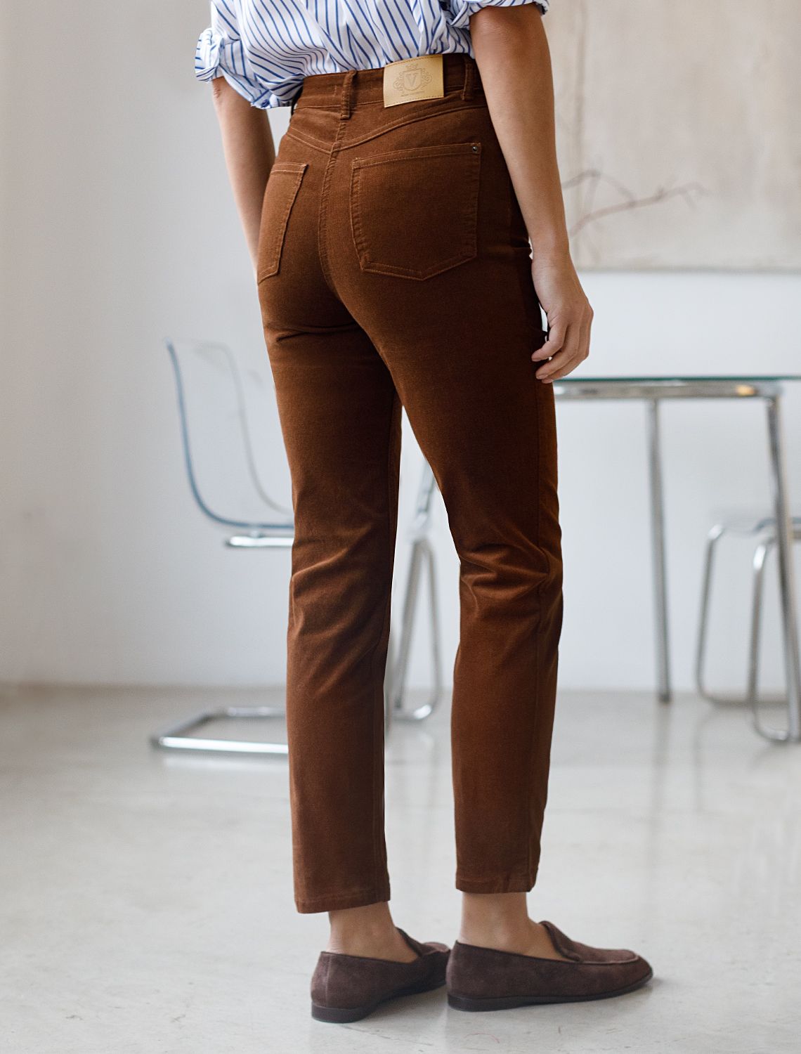 Укороченные эластичные брюки слим из микро вельвета