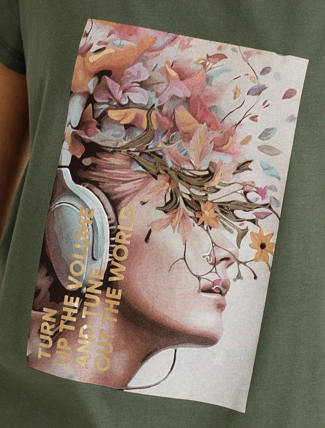 Футболка из 100% хлопка с авторским принтом.