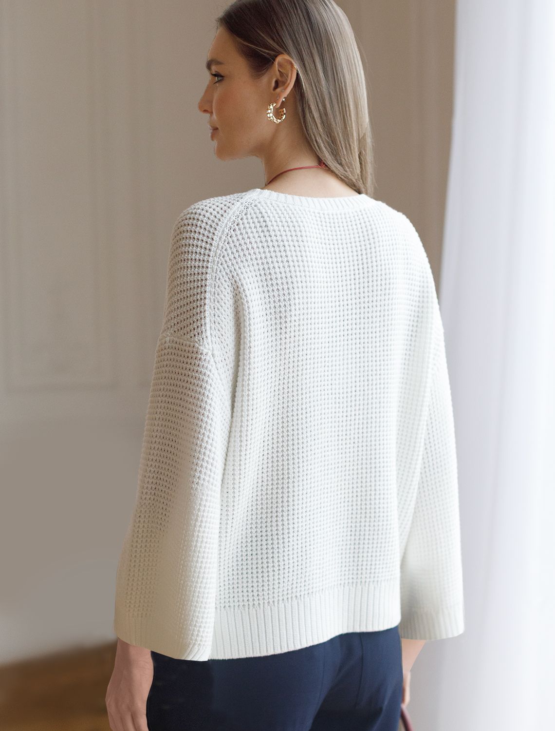 Укороченный джемпер с широкими рукавами рельефной вязки из хлопка с акрилом