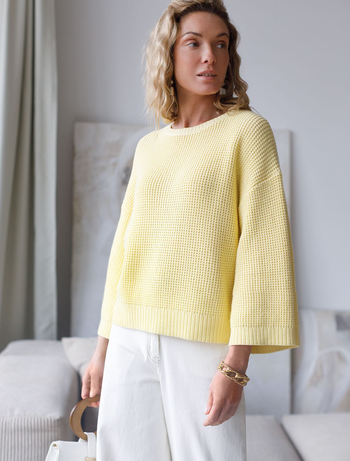 Укороченный джемпер с широкими рукавами рельефной вязки из хлопка с акрилом