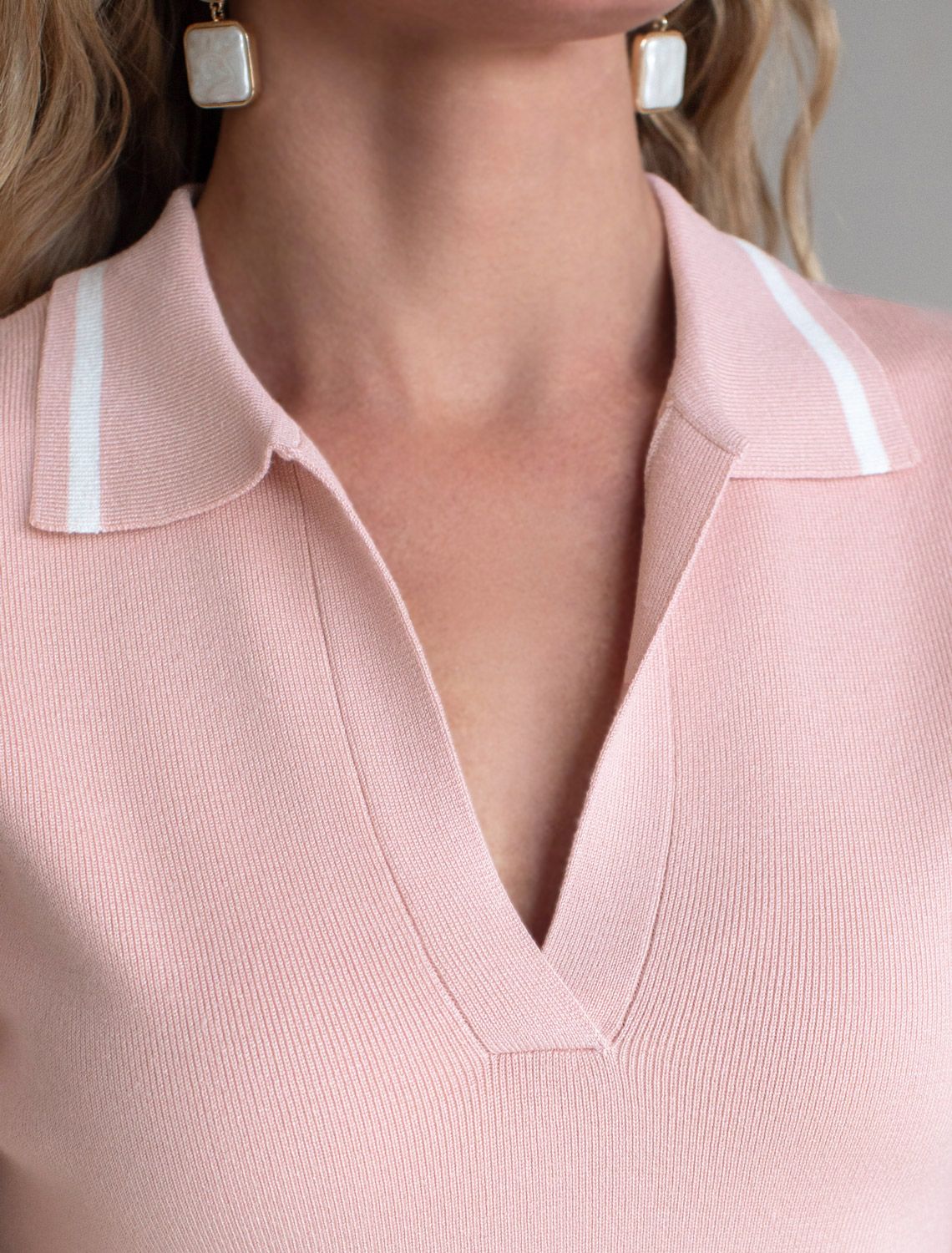 Джемпер с воротником-поло с коротким рукавом тонкой вязки из вискозы