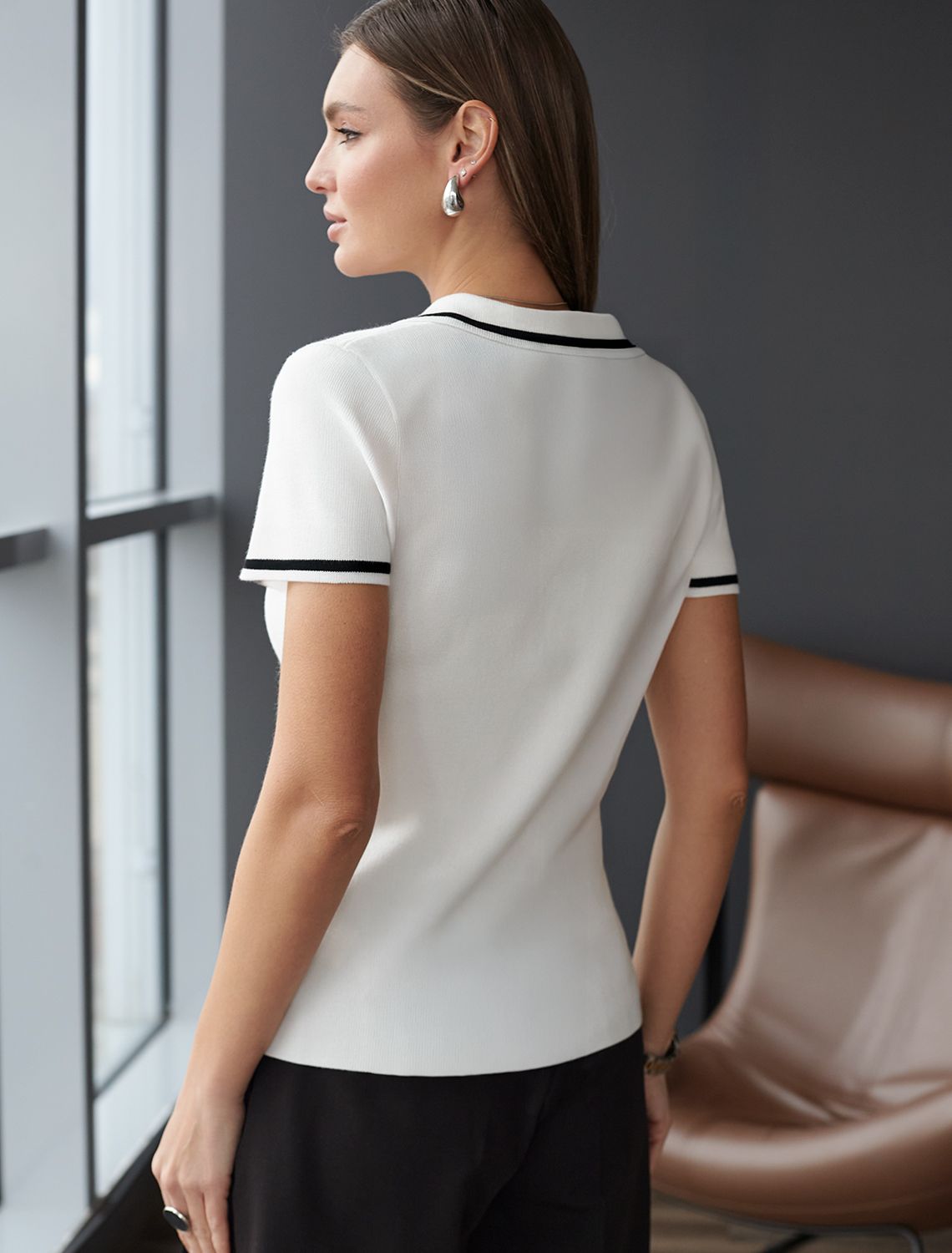 Джемпер с воротником-поло с коротким рукавом тонкой вязки из вискозы