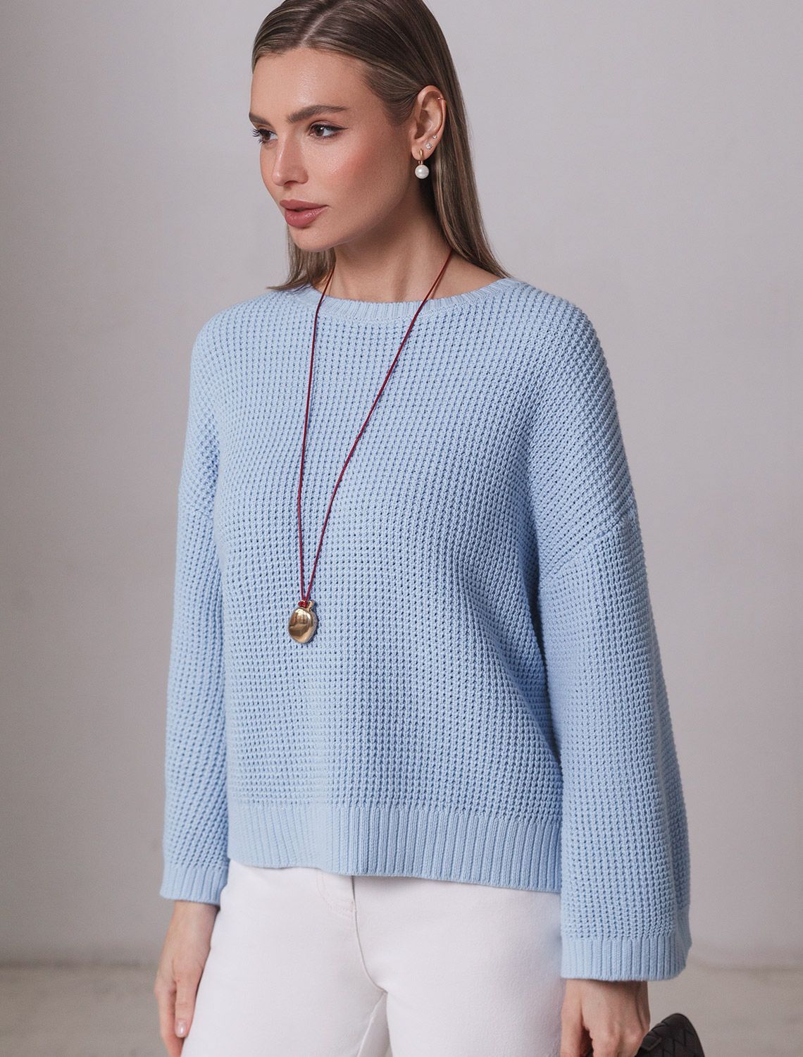 Укороченный джемпер с широкими рукавами рельефной вязки из хлопка с акрилом