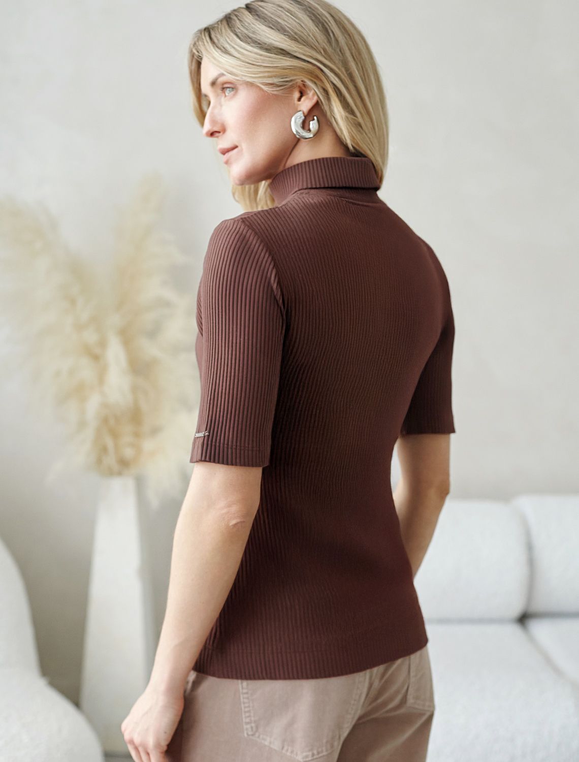 Водолазка из фактурного трикотажа в рубчик