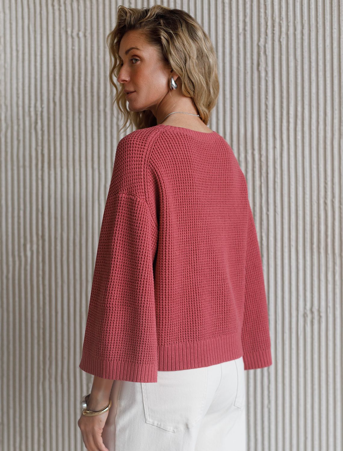 Укороченный джемпер с широкими рукавами рельефной вязки из хлопка с акрилом