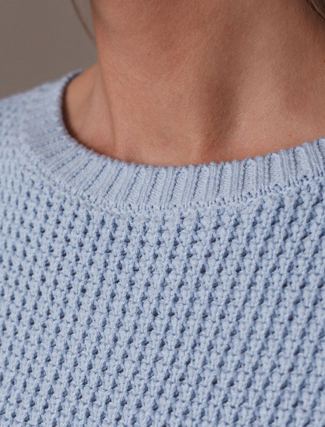 Укороченный джемпер с широкими рукавами рельефной вязки из хлопка с акрилом