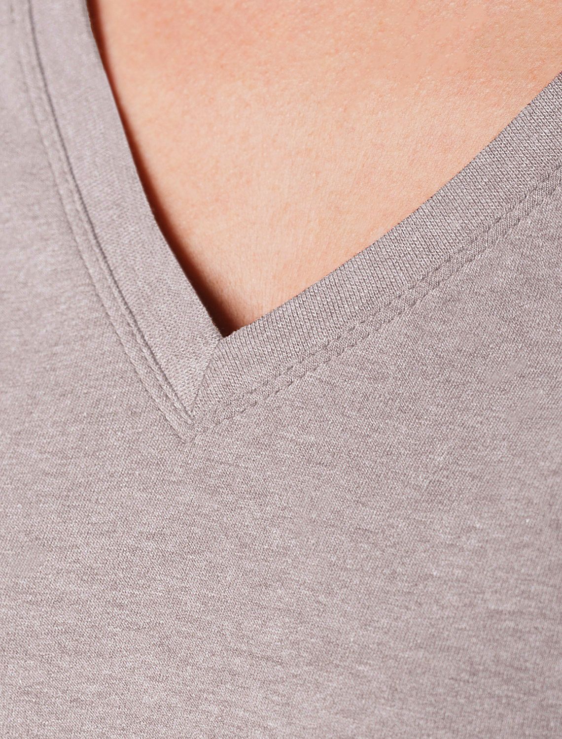 Футболка из премиального хлопка с V-образным вырезом