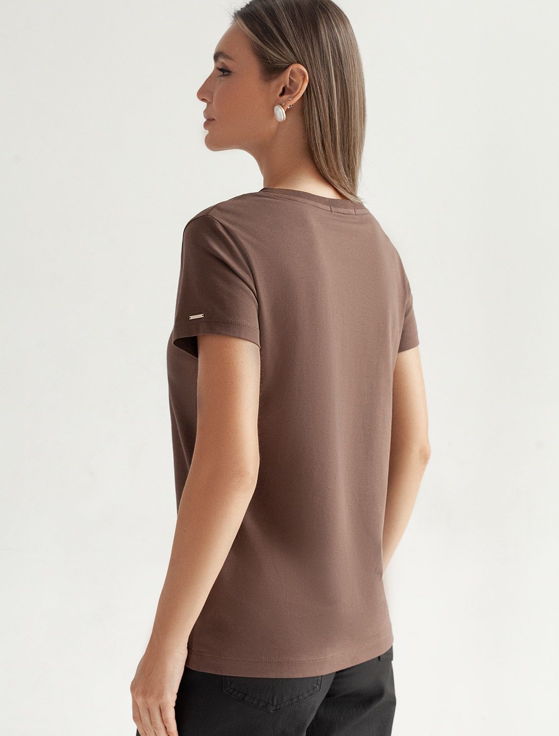 Футболка из премиального хлопка с V-образным вырезом