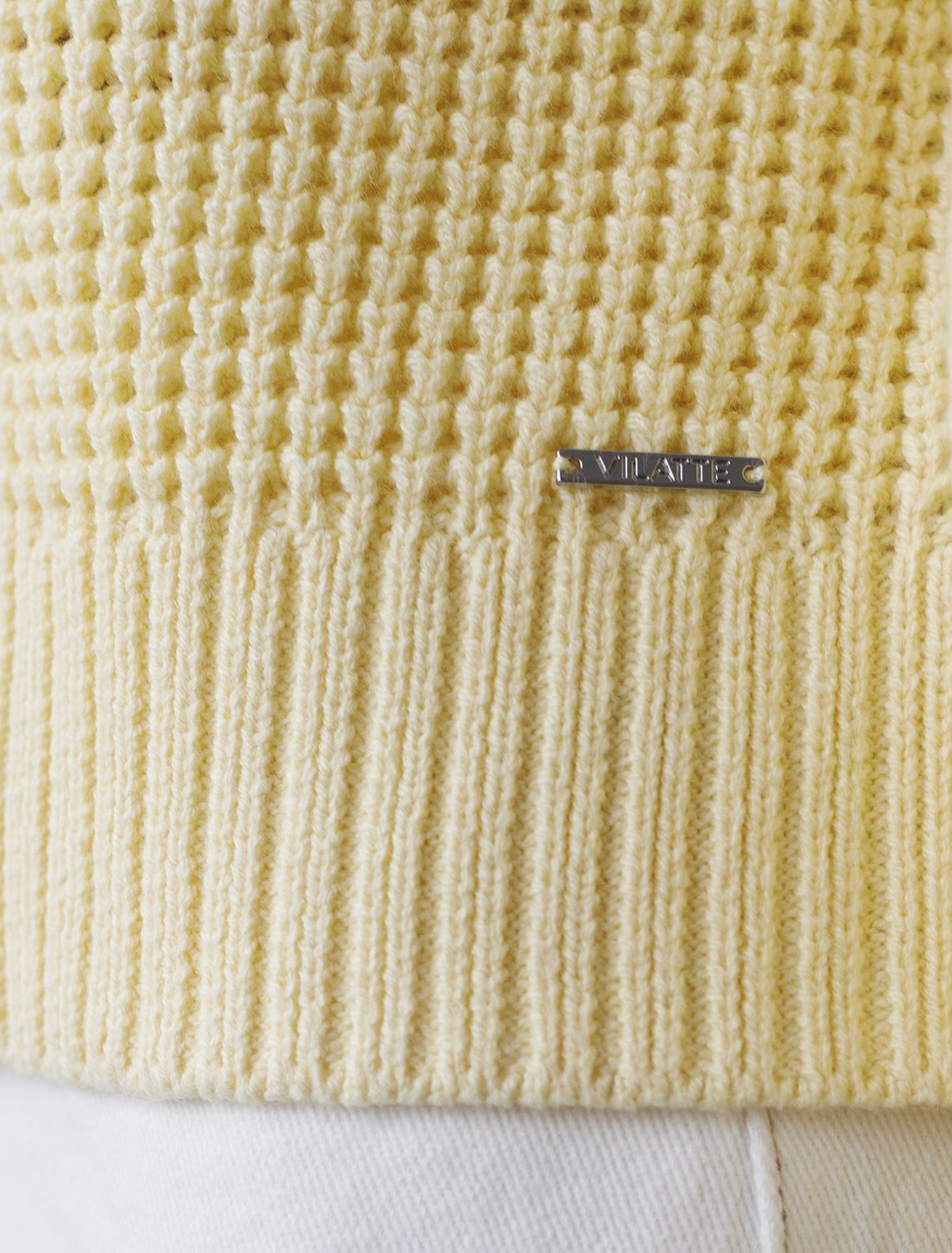 Укороченный джемпер с широкими рукавами рельефной вязки из хлопка с акрилом