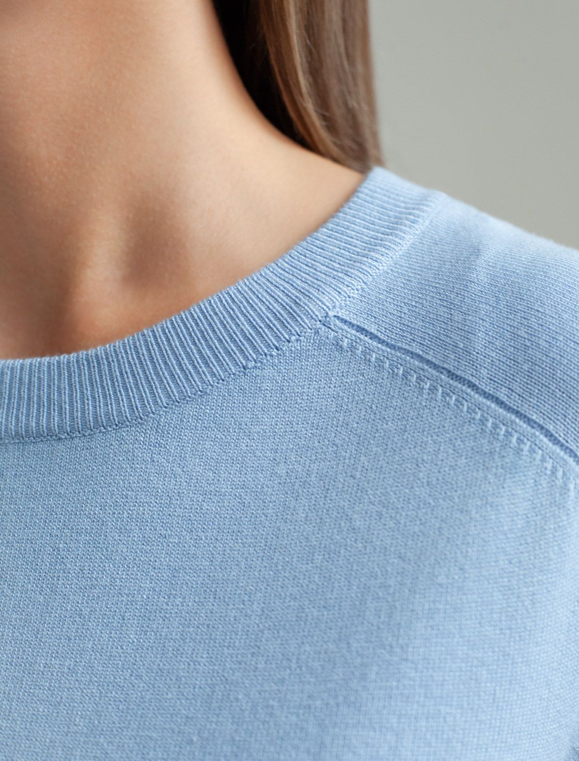Свободный джемпер с рукавом 3/4 тонкой вязки из вискозы D39.403 светло-голубой