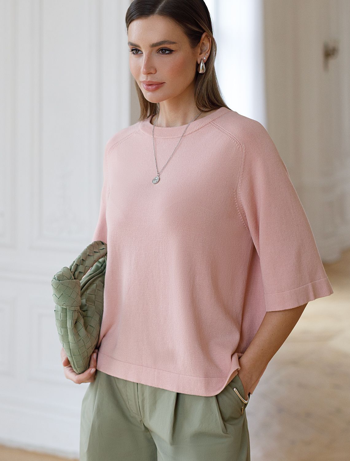 Свободный джемпер с рукавом 3/4 тонкой вязки из вискозы D39.403 светло-розовый