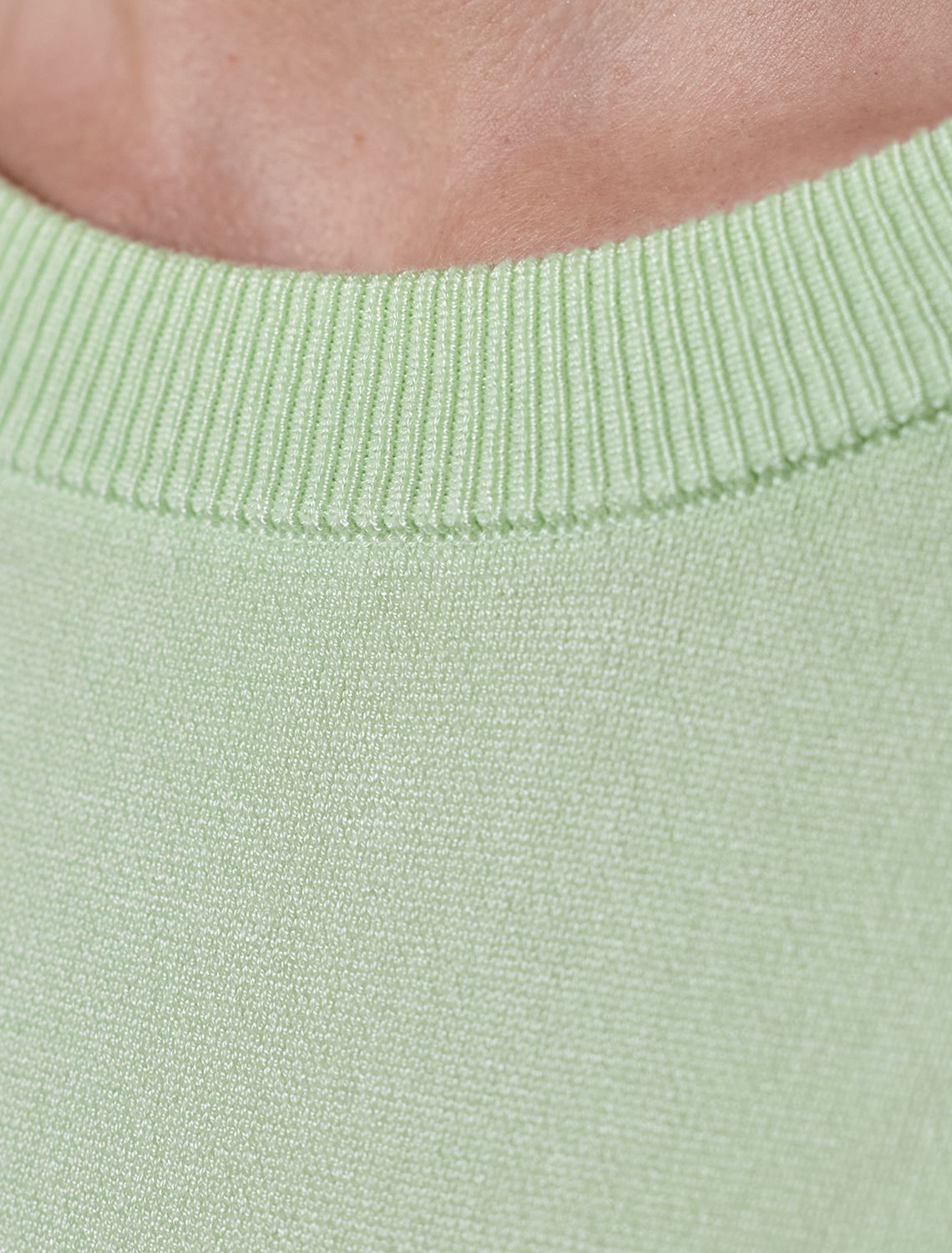 Свободный джемпер с рукавом 3/4 тонкой вязки из вискозы D39.403 светло-зеленый
