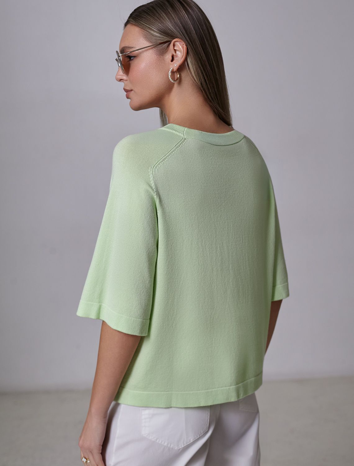 Свободный джемпер с рукавом 3/4 тонкой вязки из вискозы D39.403 светло-зеленый