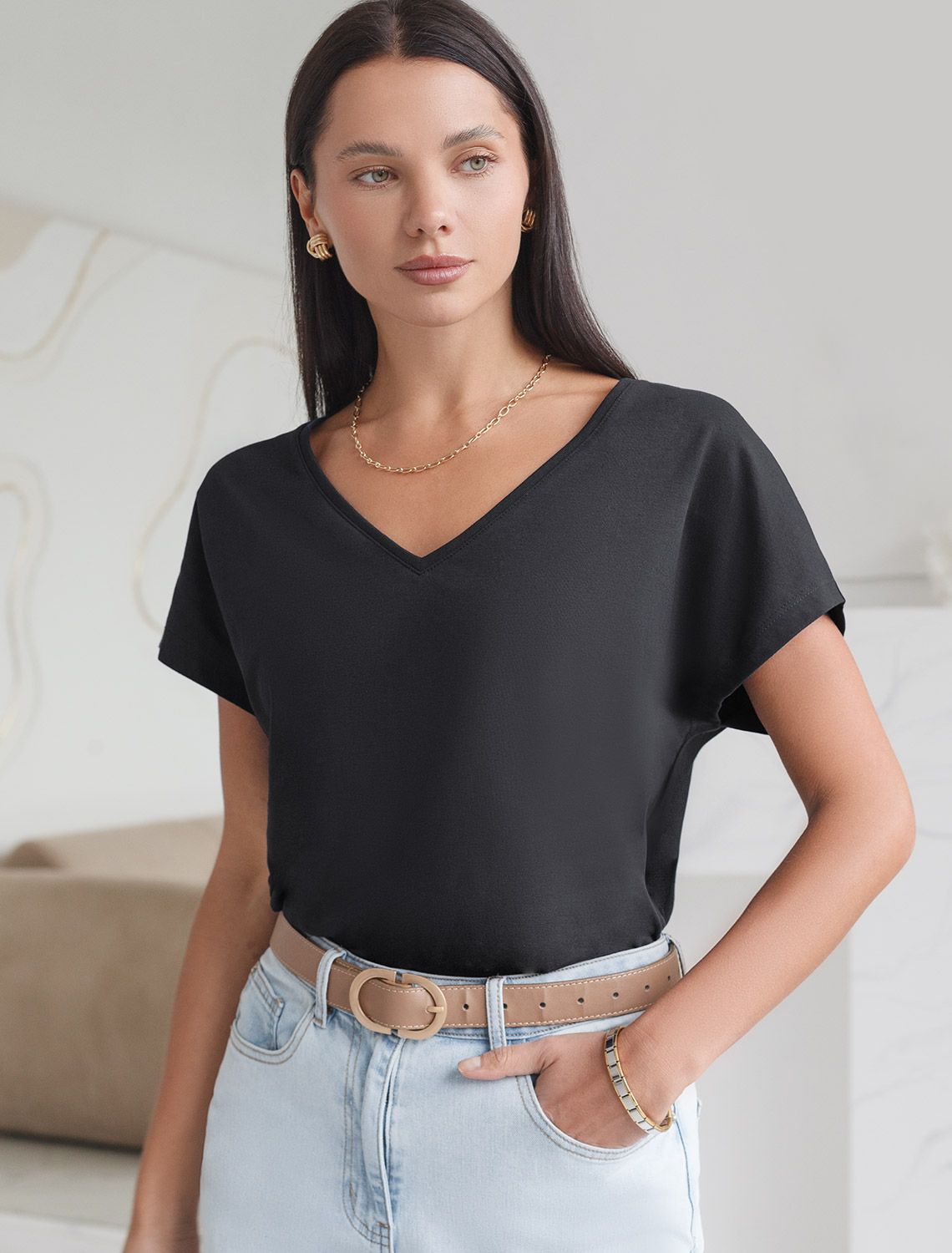 Футболка с V-вырезом и цельнокроеным рукавом из премиального хлопка D49.100 черный