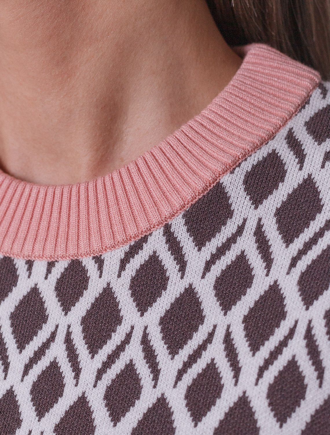 Джемпер с коротким рукавом жаккардовой вязки с принтом ромб D39.402 кофейный-белый