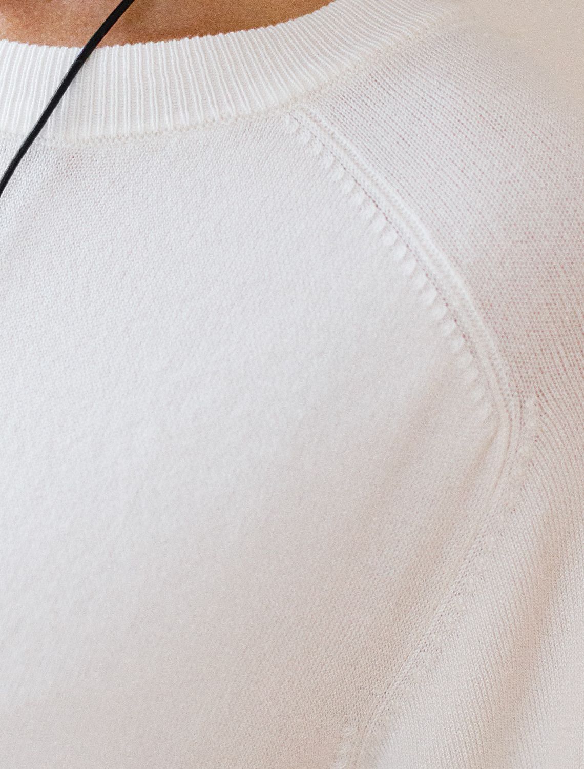 Свободный джемпер с рукавом 3/4 тонкой вязки из вискозы D39.403 белый