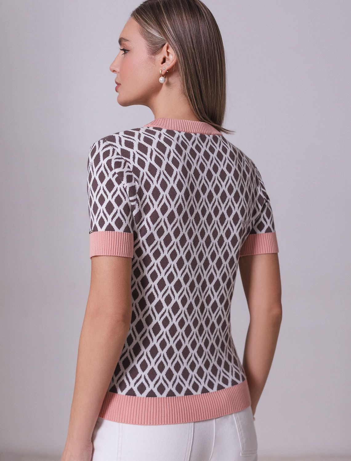 Джемпер с коротким рукавом жаккардовой вязки с принтом ромб D39.402 кофейный-белый