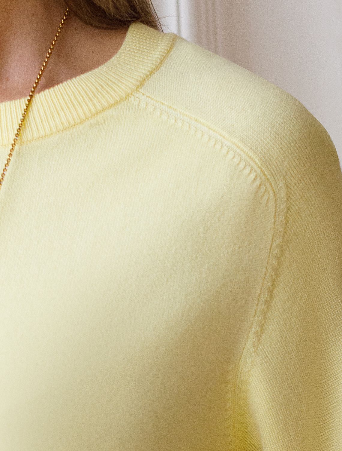 Свободный джемпер с рукавом 3/4 тонкой вязки из вискозы D39.403 лимонный
