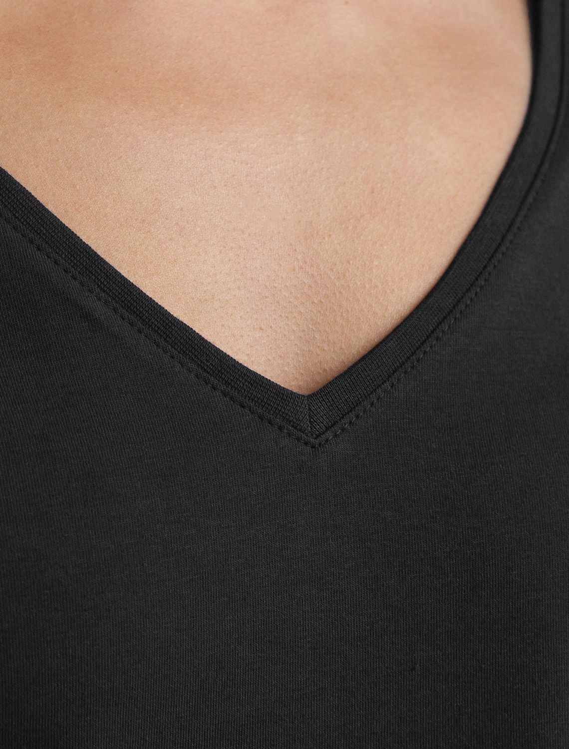 Футболка с V-вырезом и цельнокроеным рукавом из премиального хлопка D49.100 черный