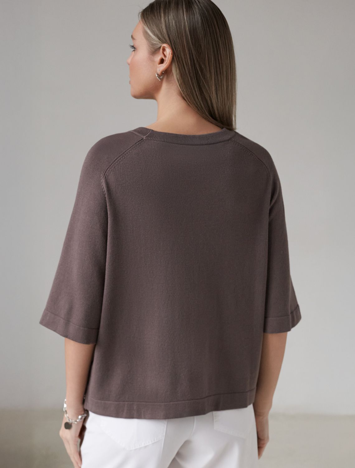 Свободный джемпер с рукавом 3/4 тонкой вязки из вискозы D39.403 кофейный