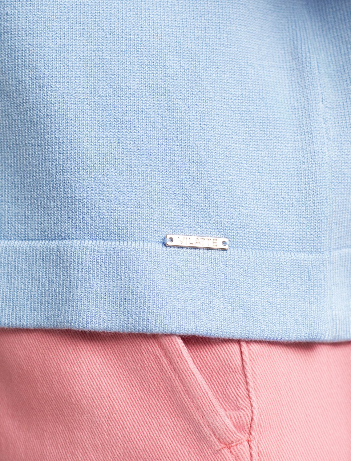 Свободный джемпер с рукавом 3/4 тонкой вязки из вискозы D39.403 светло-голубой