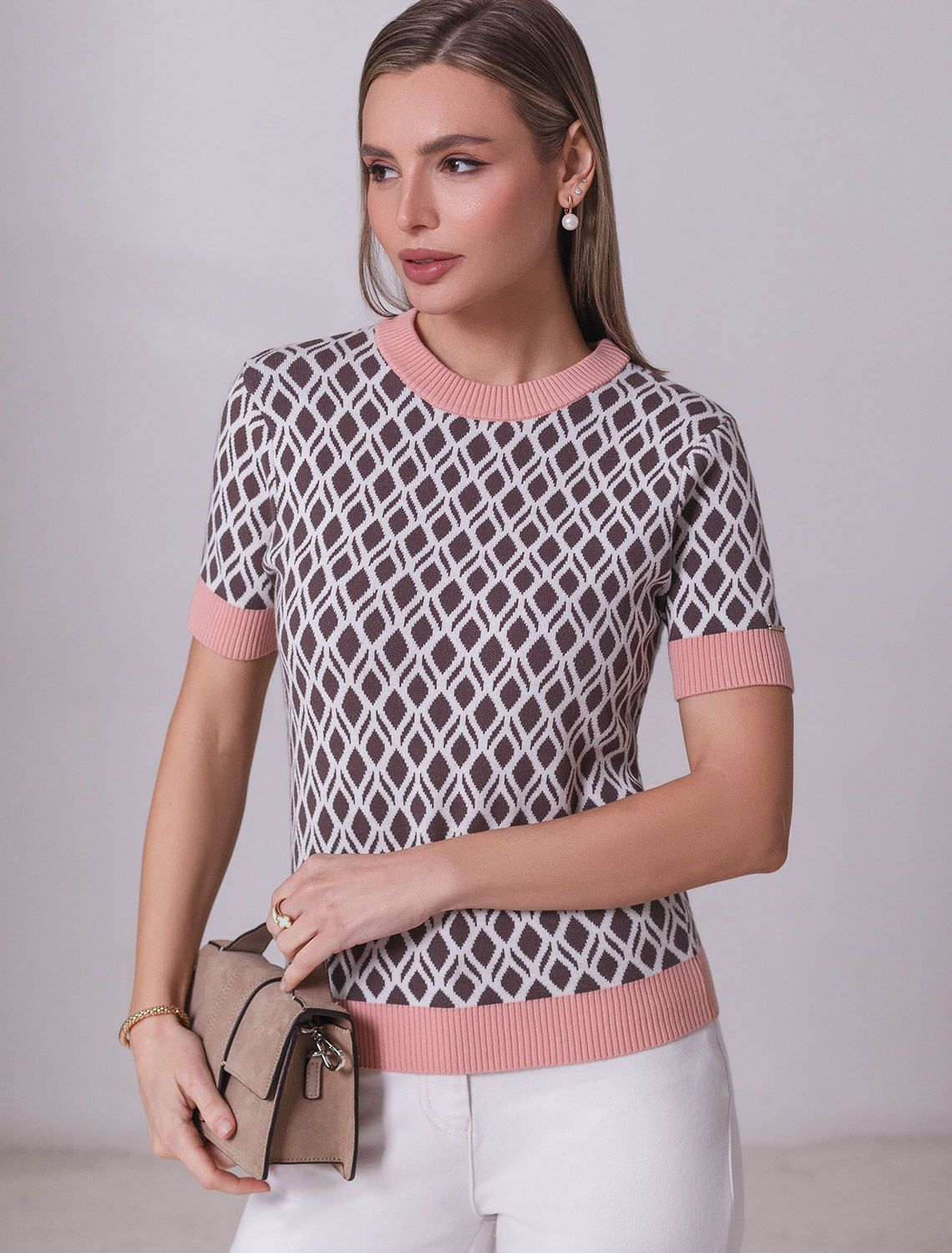 Джемпер с коротким рукавом жаккардовой вязки с принтом ромб D39.402 кофейный-белый