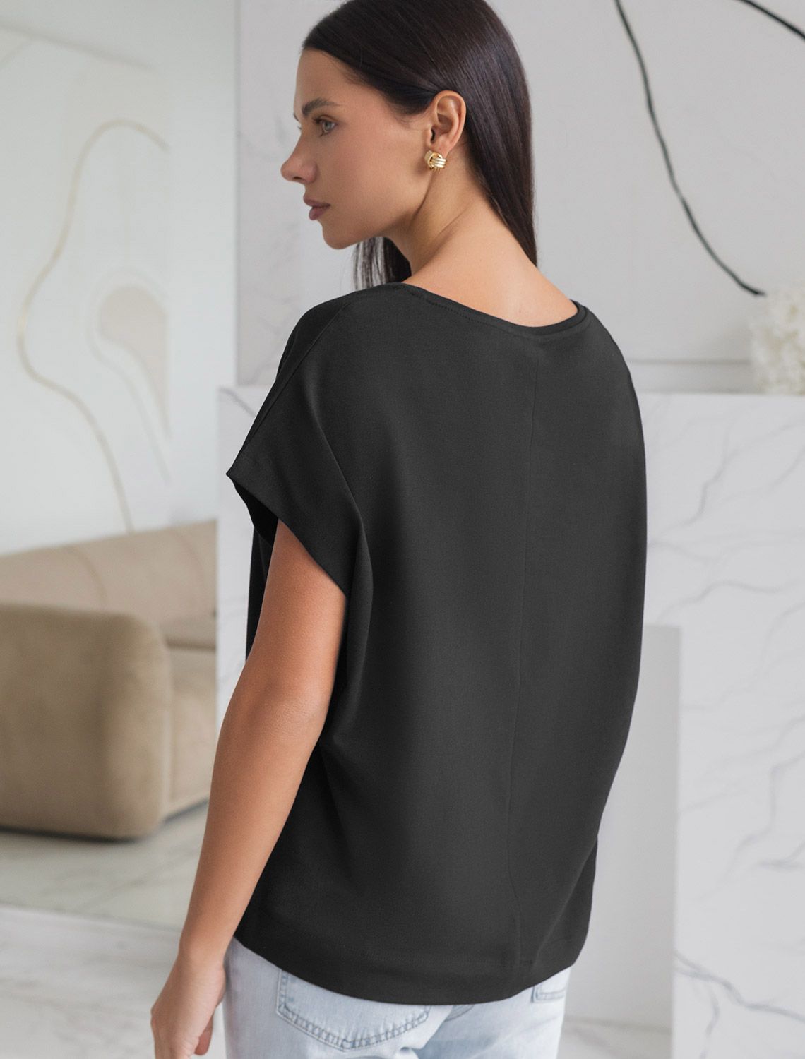 Футболка с V-вырезом и цельнокроеным рукавом из премиального хлопка D49.100 черный