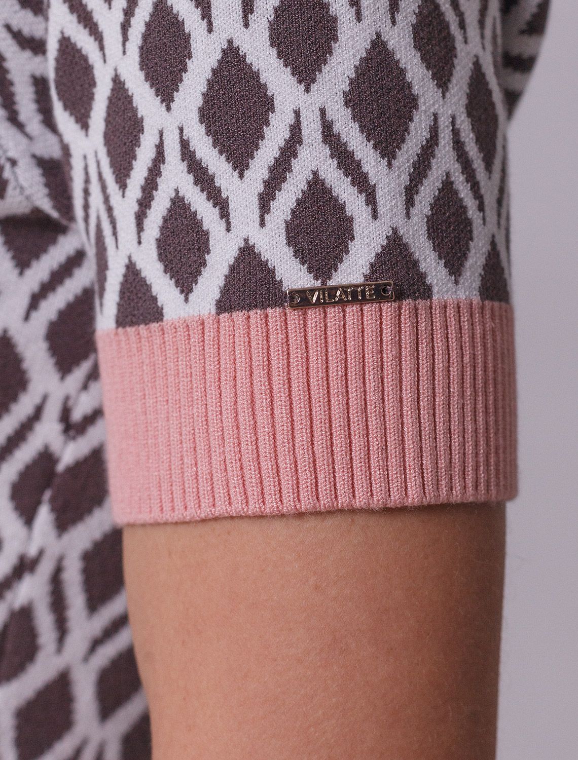 Джемпер с коротким рукавом жаккардовой вязки с принтом ромб D39.402 кофейный-белый