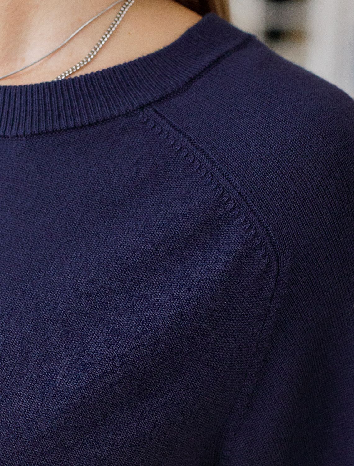 Свободный джемпер с рукавом 3/4 тонкой вязки из вискозы D39.403 темно-синий
