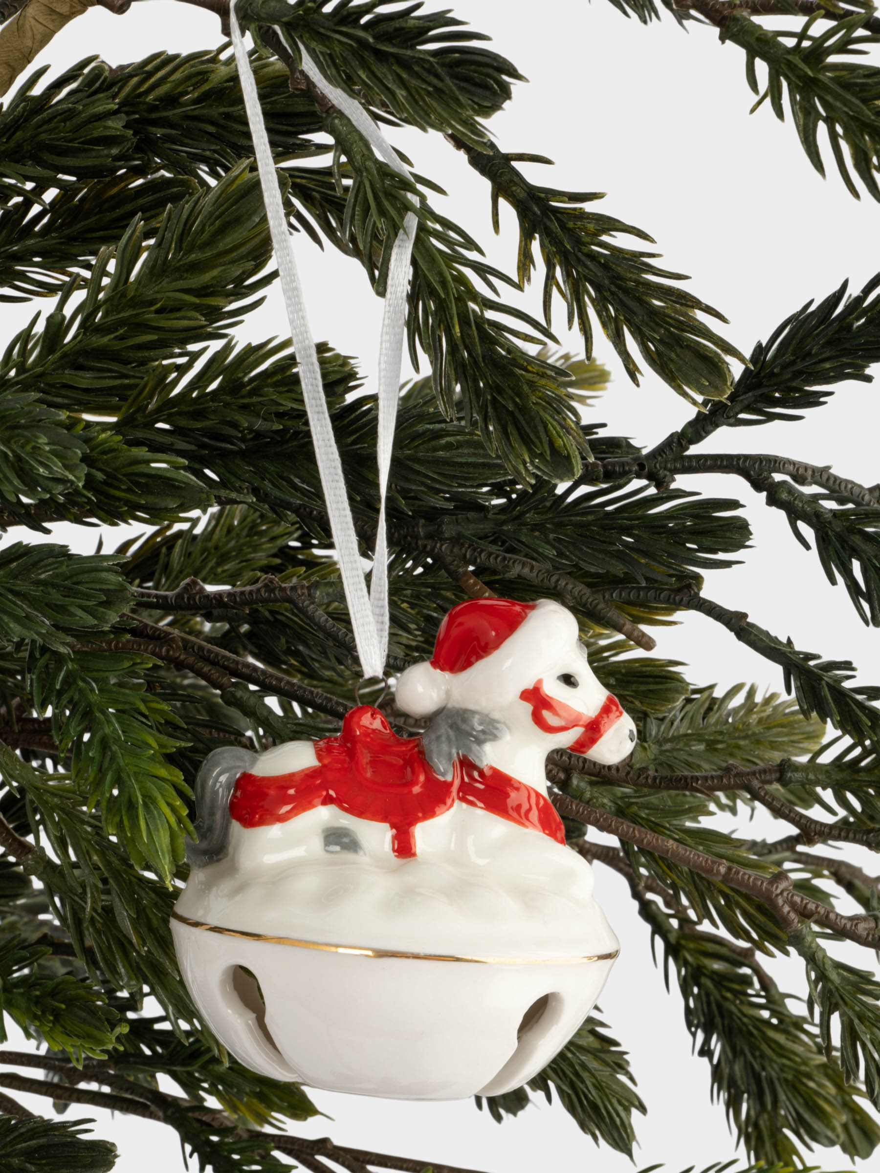 Игрушка елочная, 7 см, с колокольчиком, фарфор P, бело-красная, Лошадка на снегу, New year