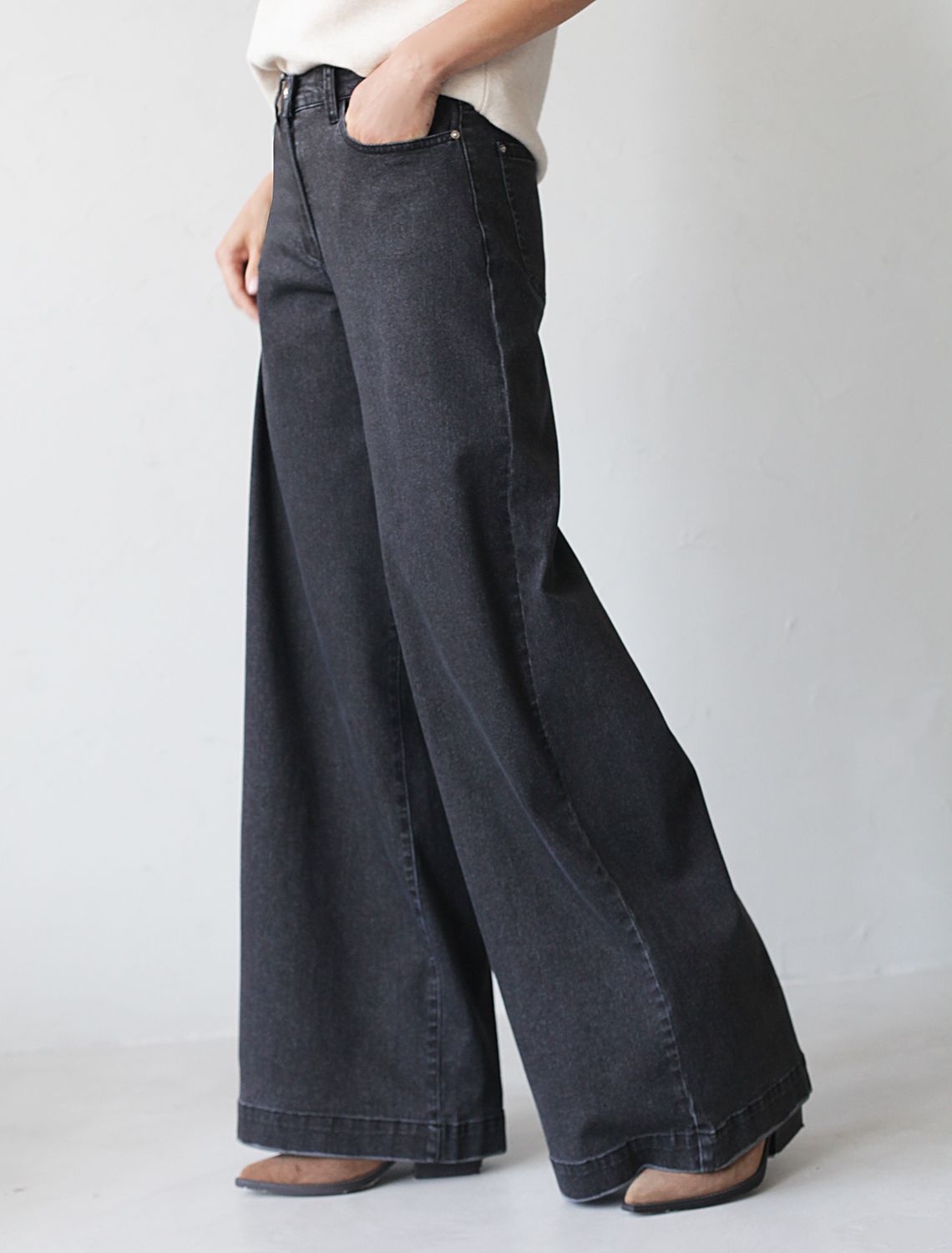 Джинсы трубы широкие из эластичного денима