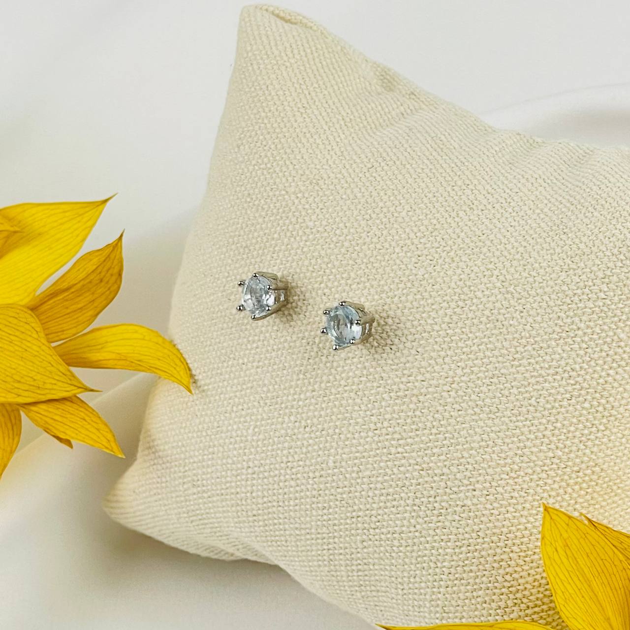 Радуга Самоцветов Серьги-пусеты с Топазом