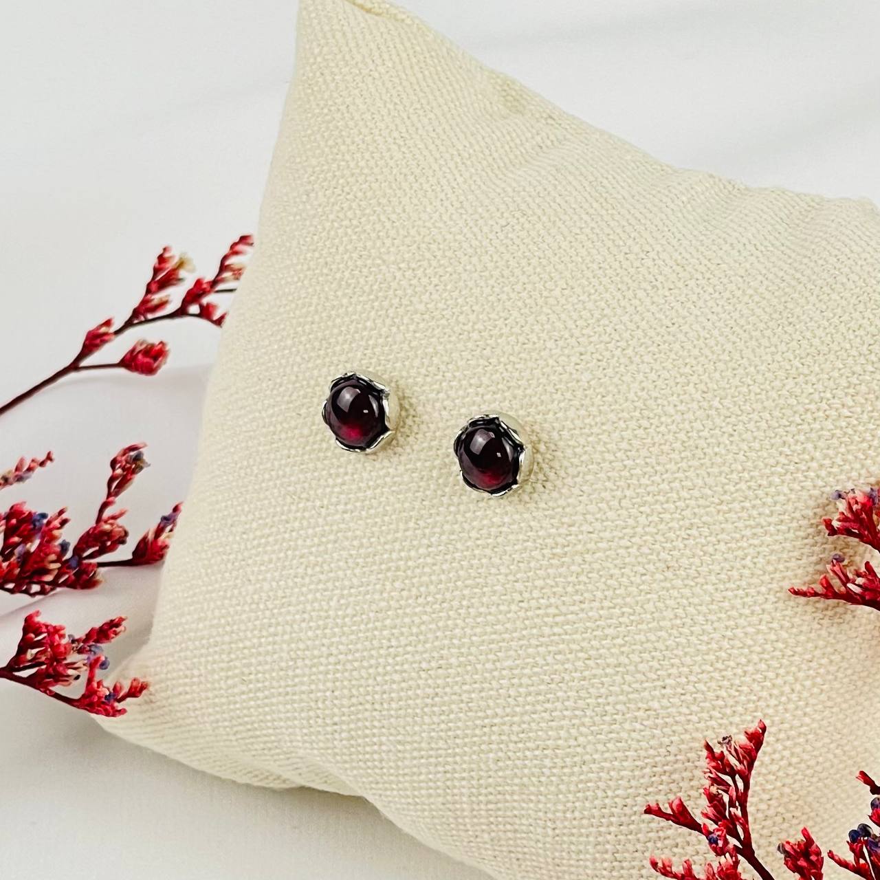 Радуга Самоцветов Серьги-пусеты из Граната (Пироп)