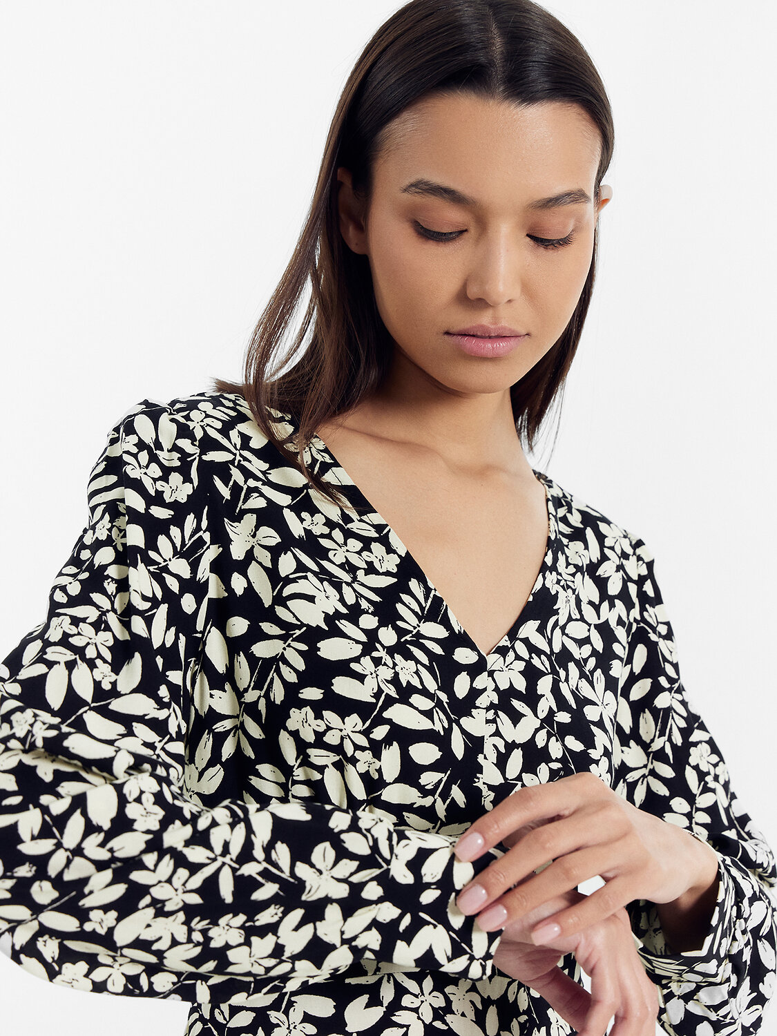 ст. цена1428руб.! MARK FORMELLE Платье 152512молочные цветы на черном