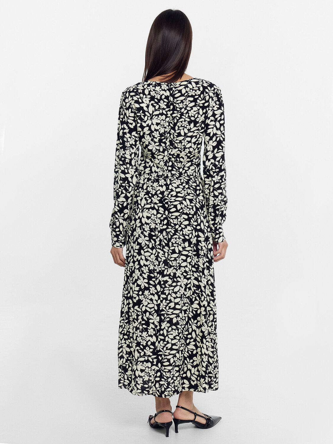 ст. цена1428руб.! MARK FORMELLE Платье 152512молочные цветы на черном